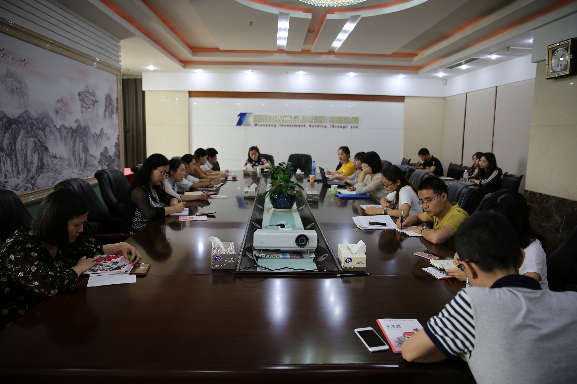 走进档案 强化培训 提升管理——k1体育注册就送38元集团组织召开“国际档案日”宣贯及业务培训会