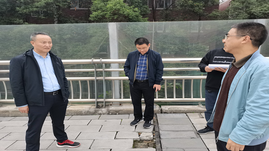 剑南路改造工程一期(九州大道至西山南路)现场检查桥梁伸缩缝 剑南路改造工程一期(九州大道至西山南路)现场检查桥梁伸缩缝