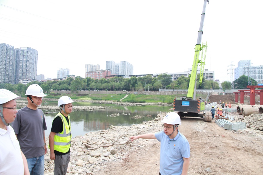 2曹武平副书记视察钢便桥项目_副本