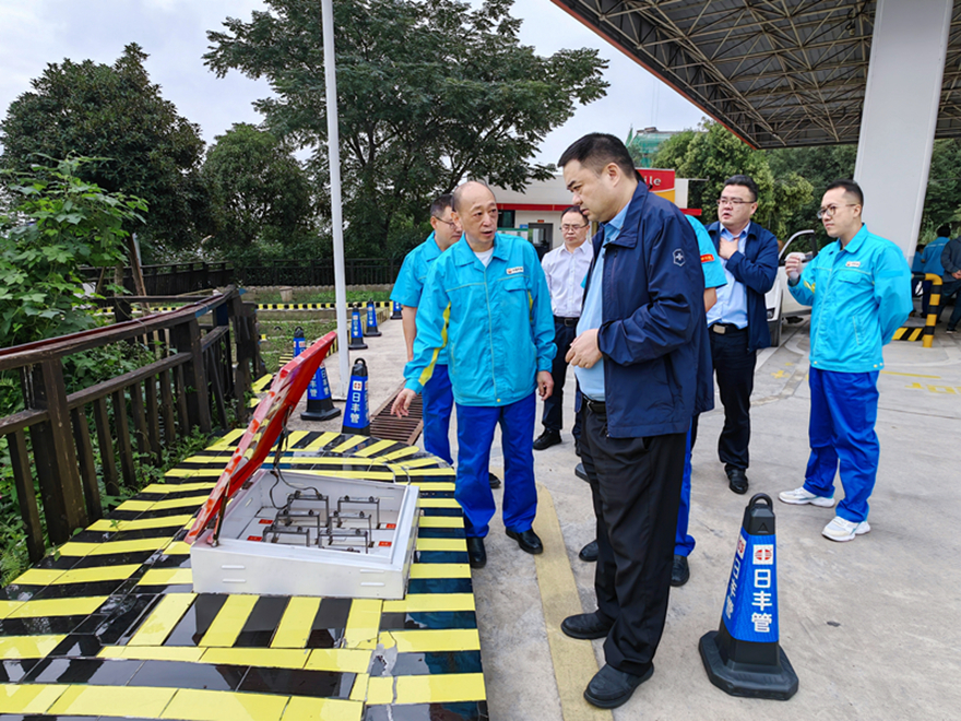 图1：集团党委书记、董事长肖林督导加油站安全工作